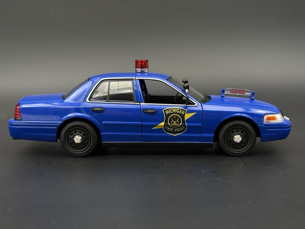 1/24 25 Scale 2006 Steel Wheel II Motormax Greenlight Crown Victoria Police 24765