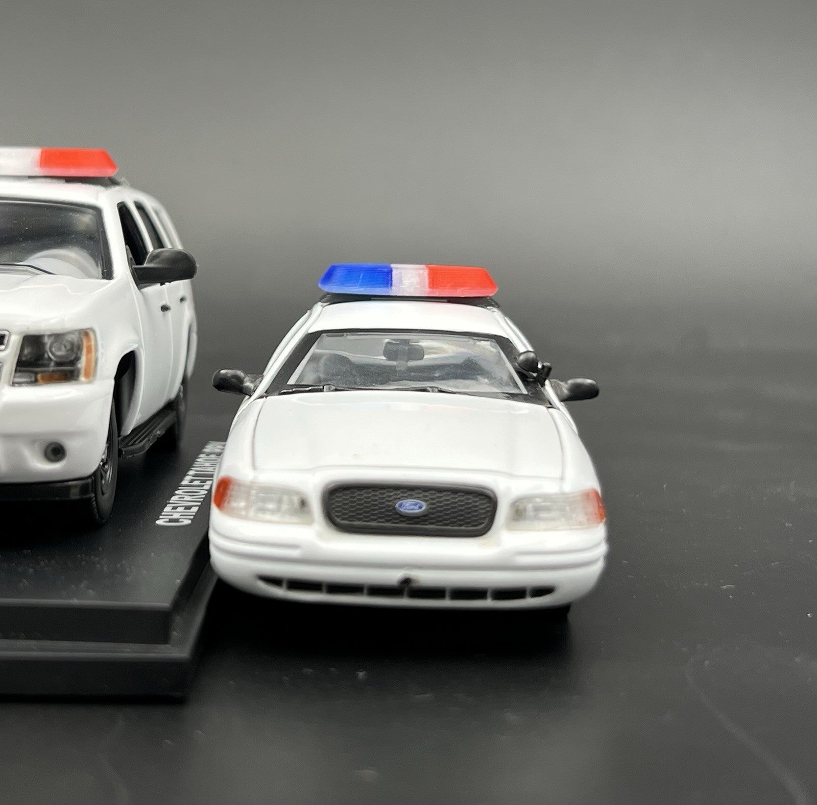 2 Pack 1/43 Blue Red SUV + Sedan Vista Lightbar Greenlight Police Sheriff Fire6