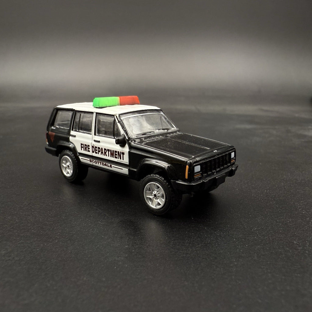 2 Pack 1/64 Green Red Lightbar Chicago Fire Ambulance SUV Truck Hansch DBS20002