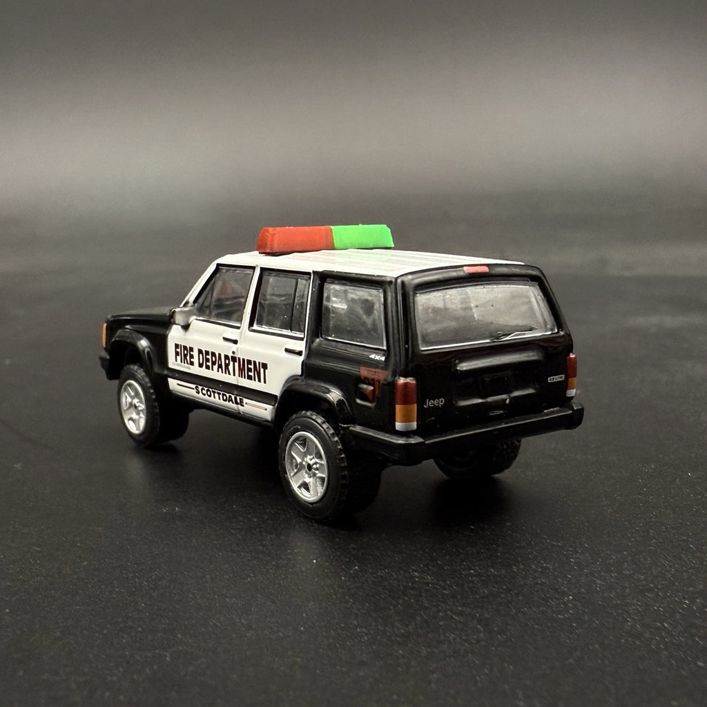 2 Pack 1/64 Green Red Lightbar Chicago Fire Ambulance SUV Truck Hansch DBS200010
