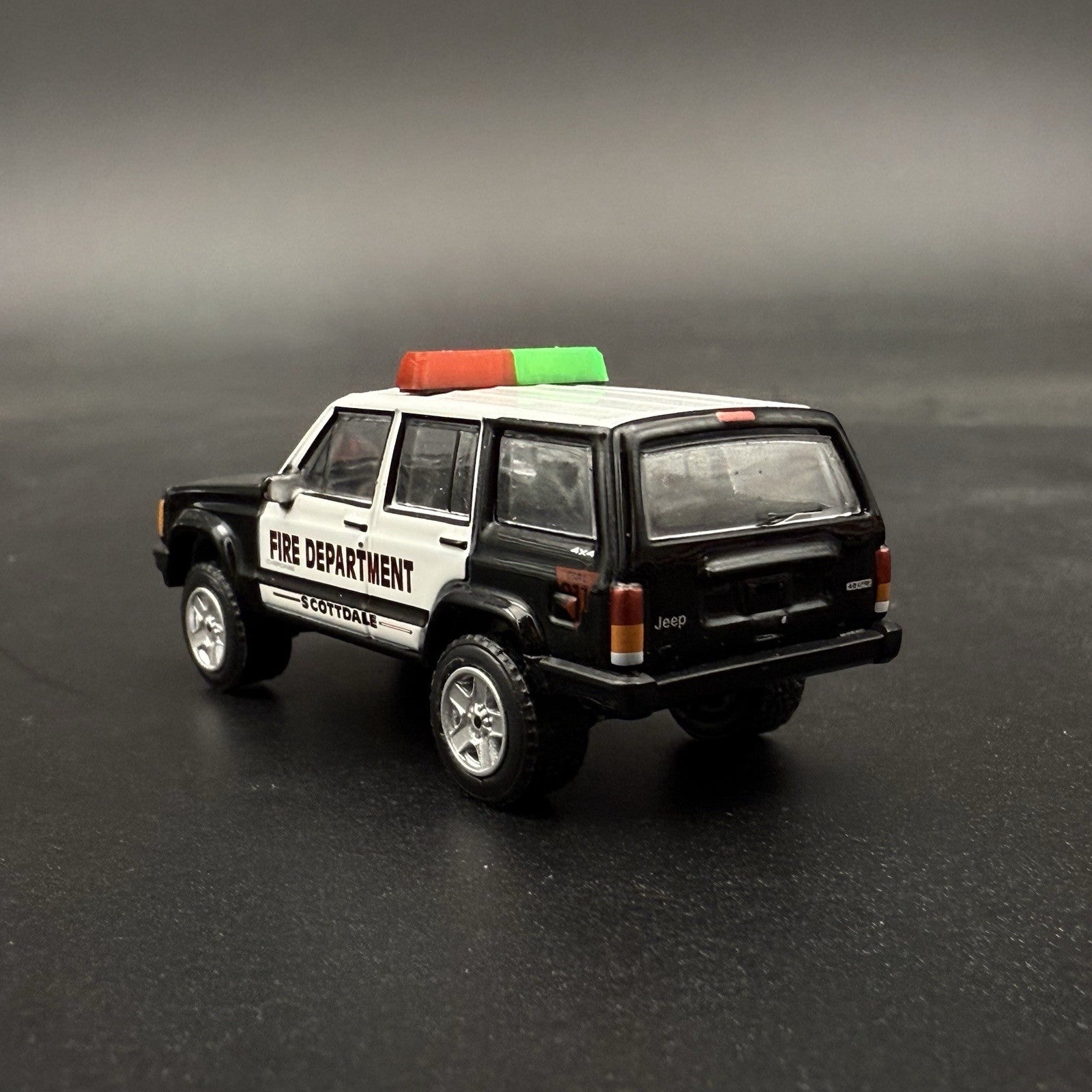 2 Pack 1/64 Green Red Lightbar Chicago Fire Ambulance SUV Truck Hansch DBS200010