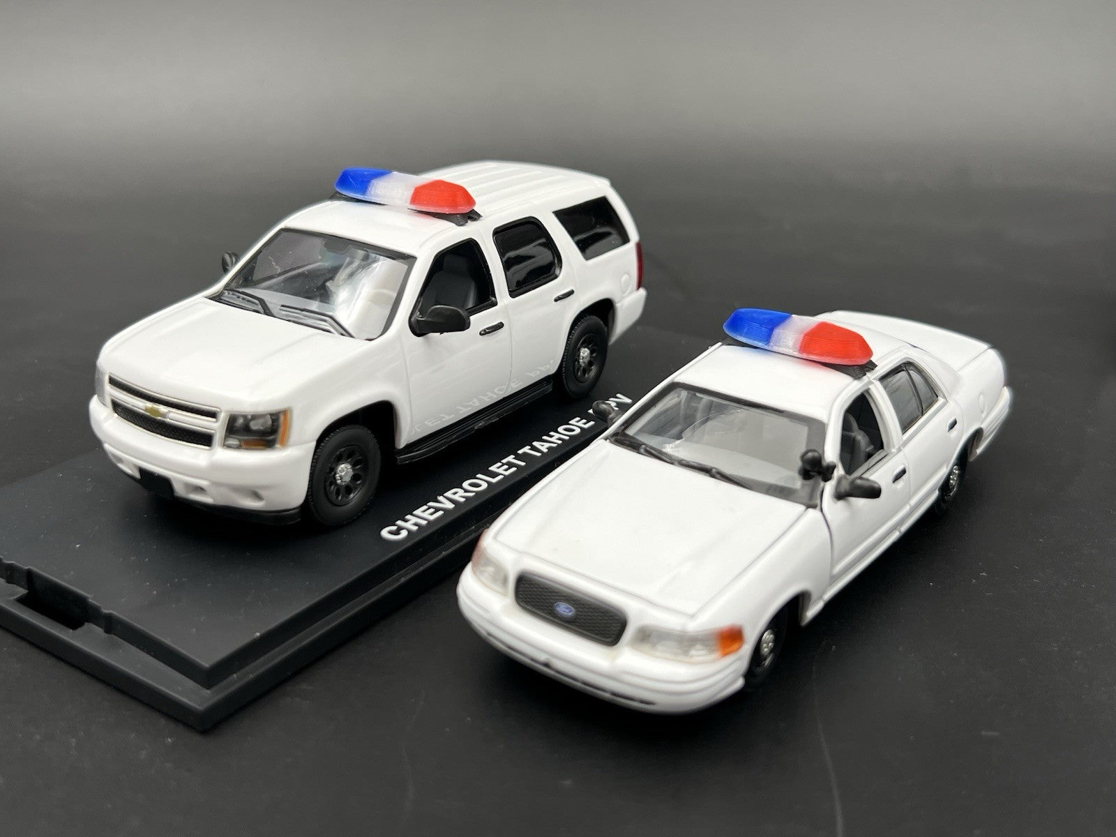 2 Pack 1/43 Blue Red SUV + Sedan Vista Lightbar Greenlight Police Sheriff Fire3