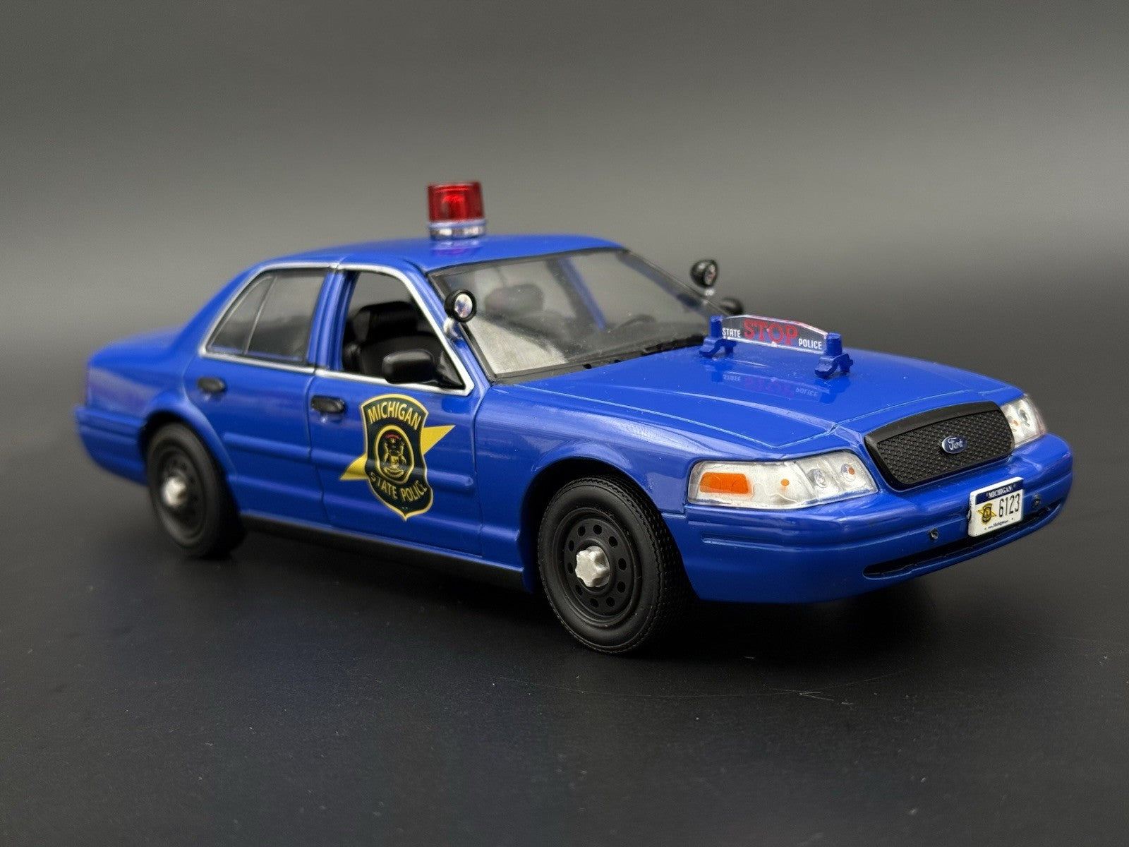 1/24 25 Scale 2006 Steel Wheel II Motormax Greenlight Crown Victoria Police 24764