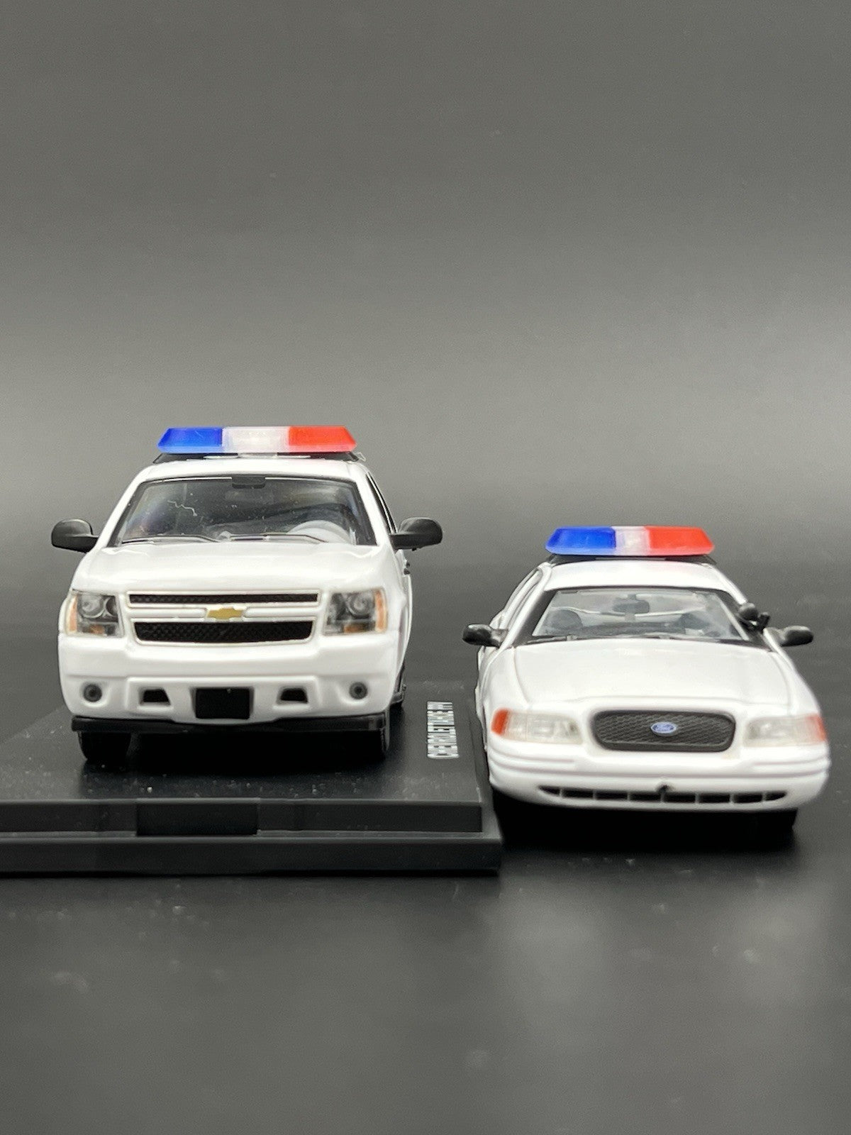 2 Pack 1/43 Blue Red SUV + Sedan Vista Lightbar Greenlight Police Sheriff Fire4