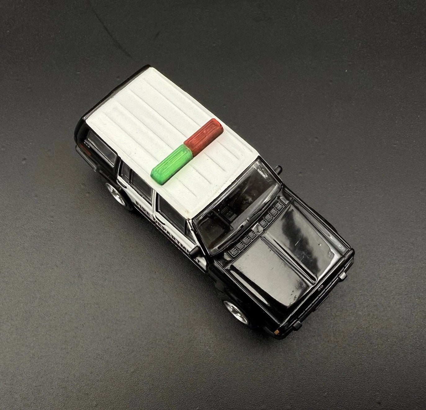 2 Pack 1/64 Green Red Lightbar Chicago Fire Ambulance SUV Truck Hansch DBS20005
