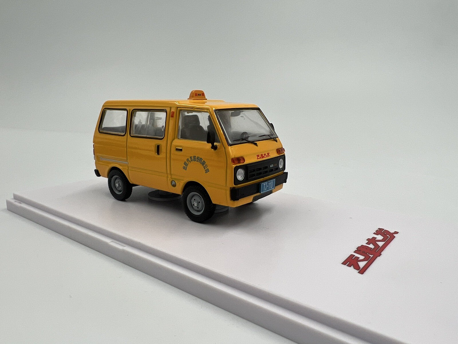 1/43 China Tianjin DAFA HUALI TJ110 ( DAIHATSU ) Van Taxi Wagon Model3