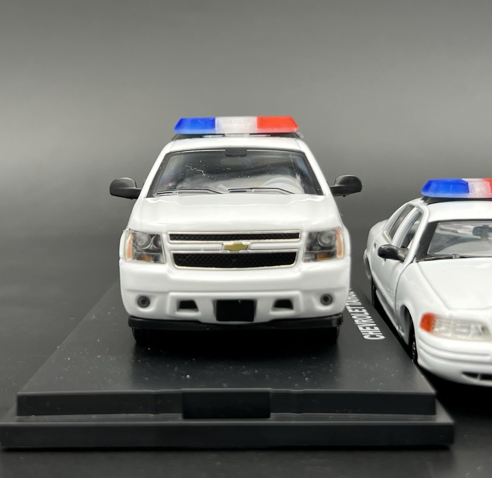 2 Pack 1/43 Blue Red SUV + Sedan Vista Lightbar Greenlight Police Sheriff Fire5