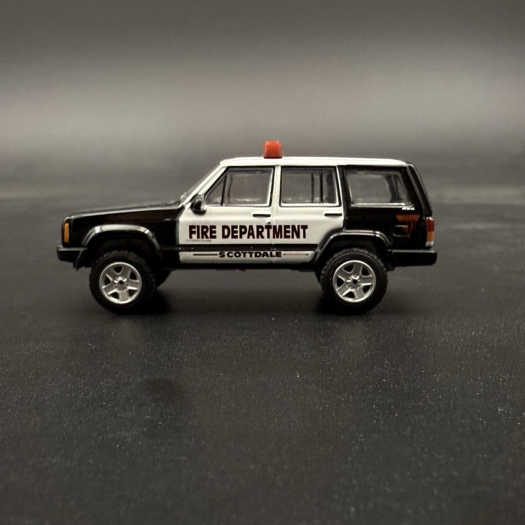 2 Pack 1/64 Green Red Lightbar Chicago Fire Ambulance SUV Truck Hansch DBS20009