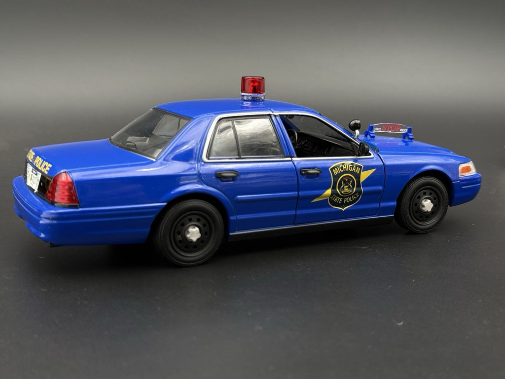 1/24 25 Scale 2006 Steel Wheel II Motormax Greenlight Crown Victoria Police 24766