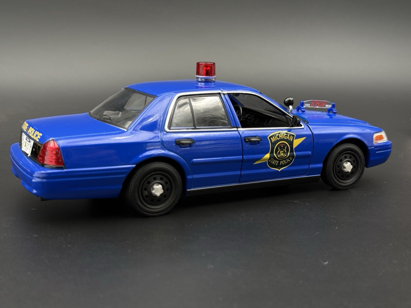1/24 25 Scale 2006 Steel Wheel II Motormax Greenlight Crown Victoria Police 24766