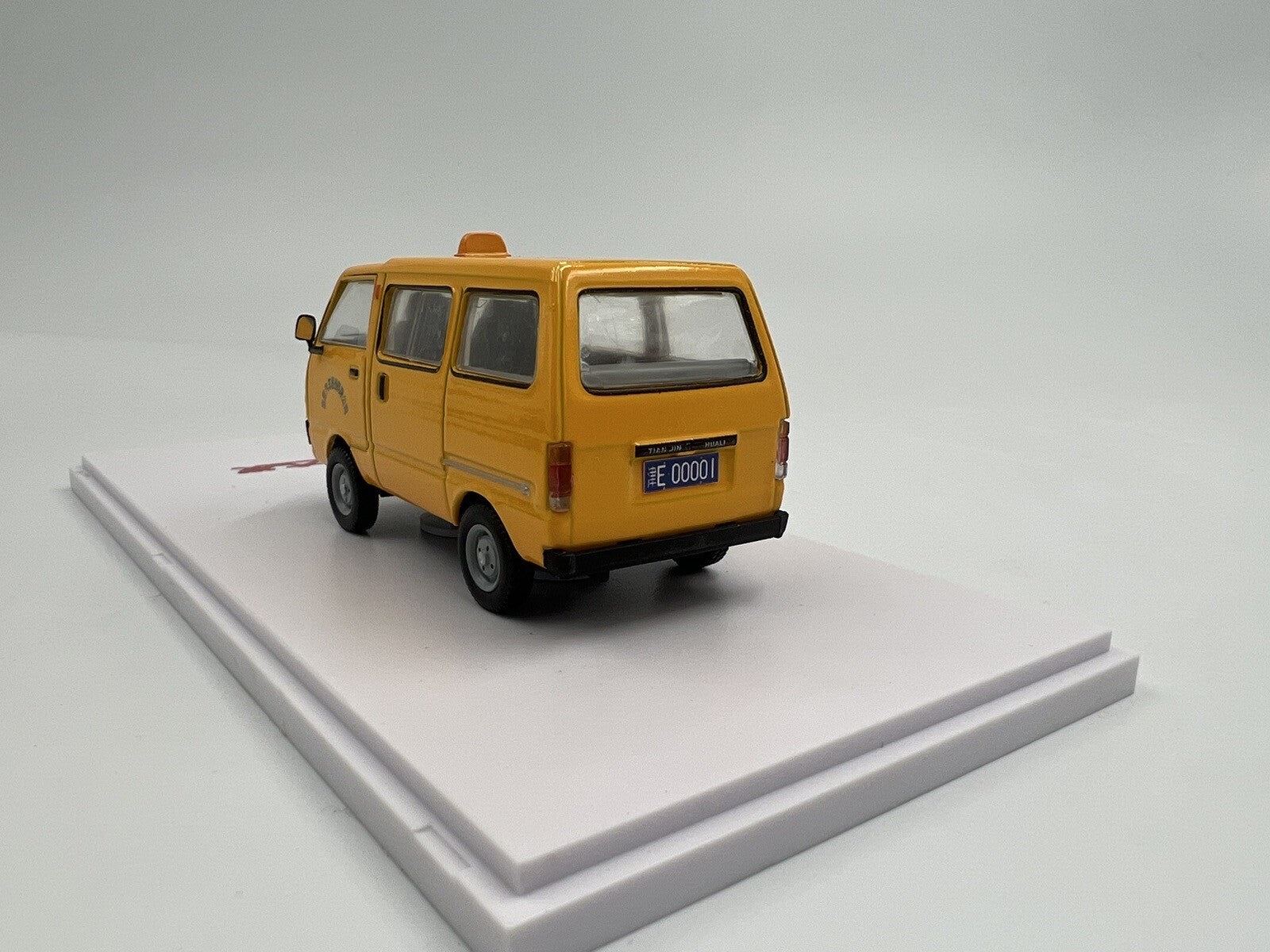 1/43 China Tianjin DAFA HUALI TJ110 ( DAIHATSU ) Van Taxi Wagon Model1