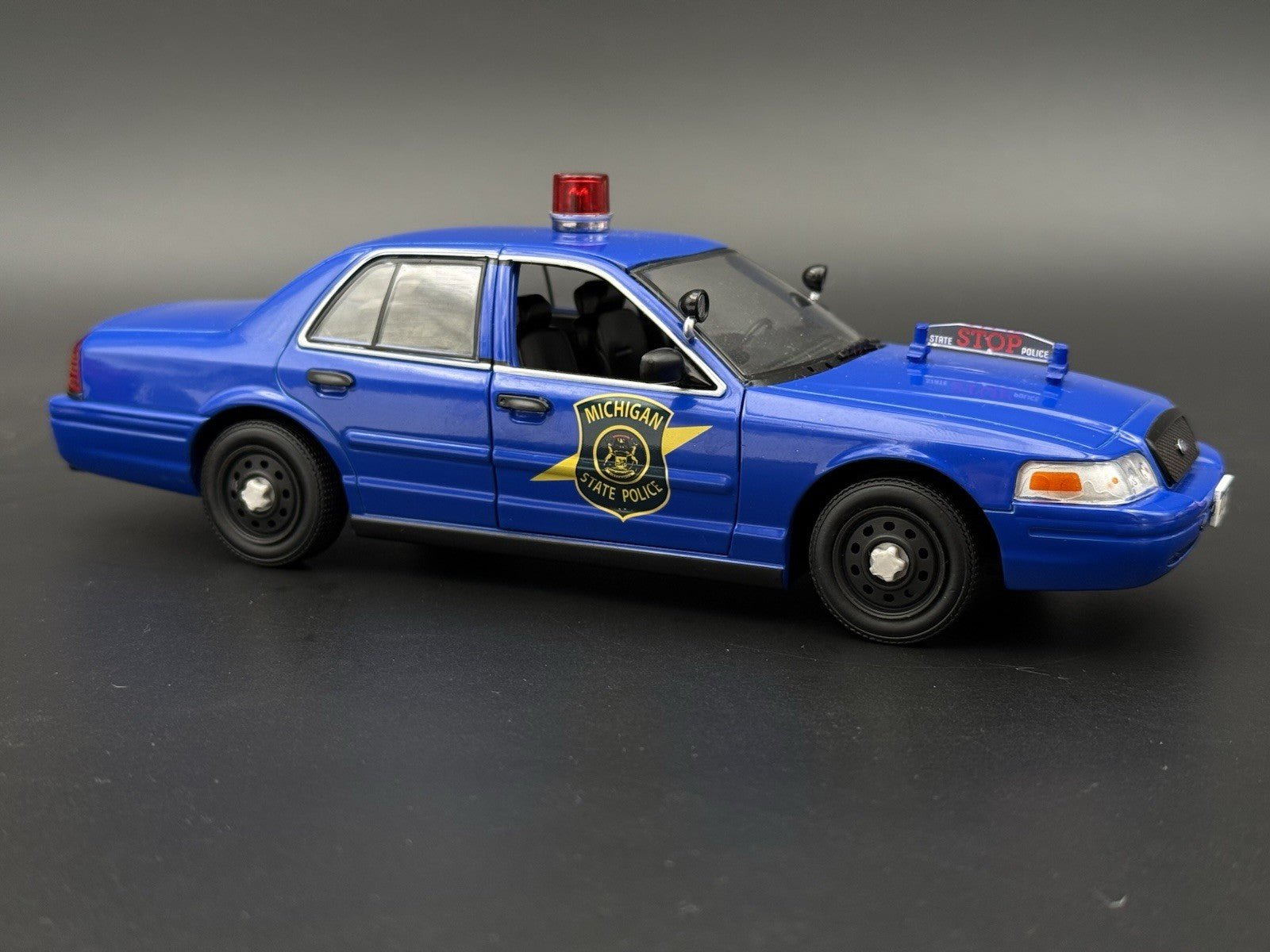 1/24 25 Scale 2006 Steel Wheel II Motormax Greenlight Crown Victoria Police 24763