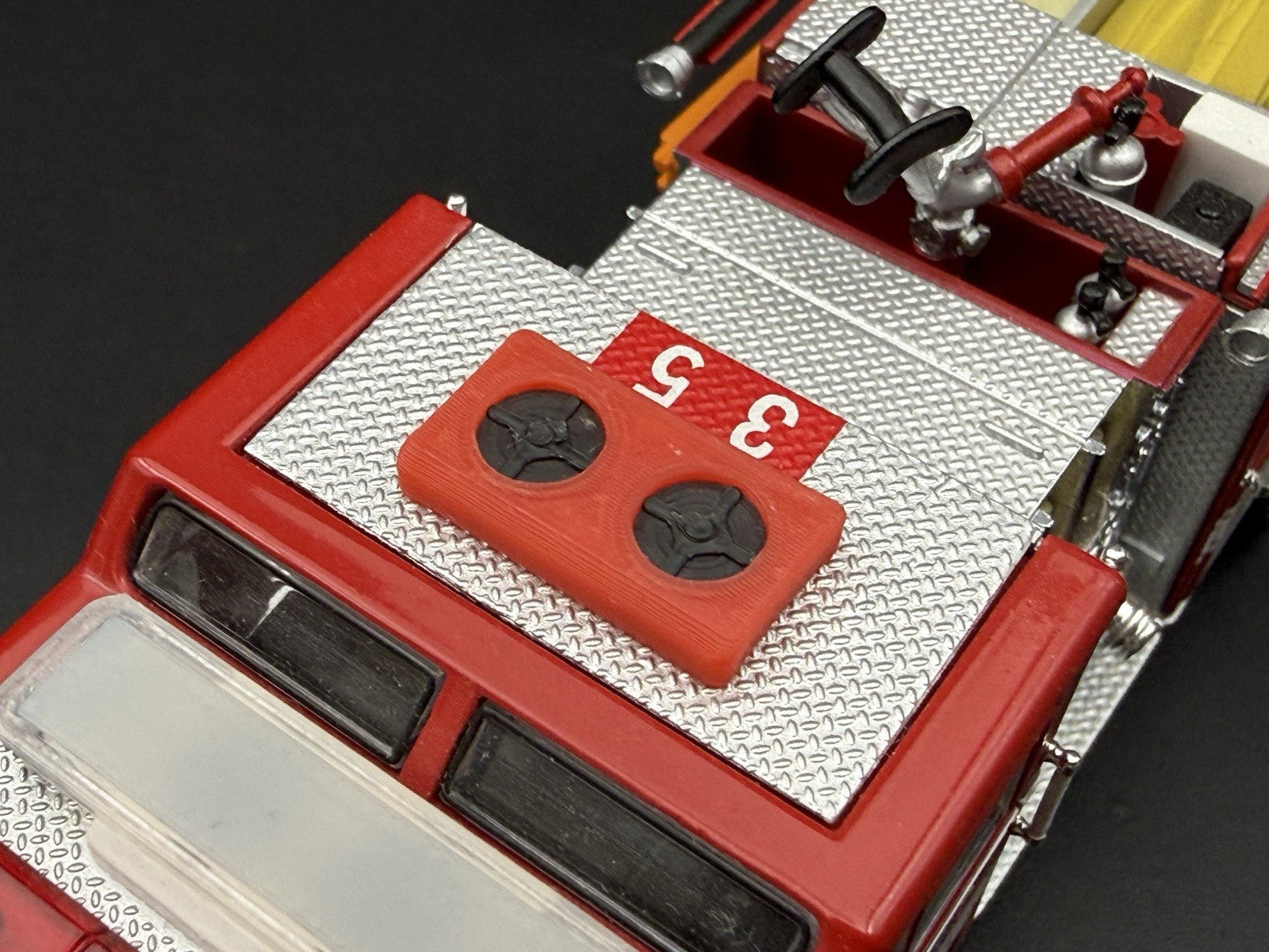 1/64 Scale Model AC Unit Dual Fans Fire Truck RV Command Post 6451 Red2