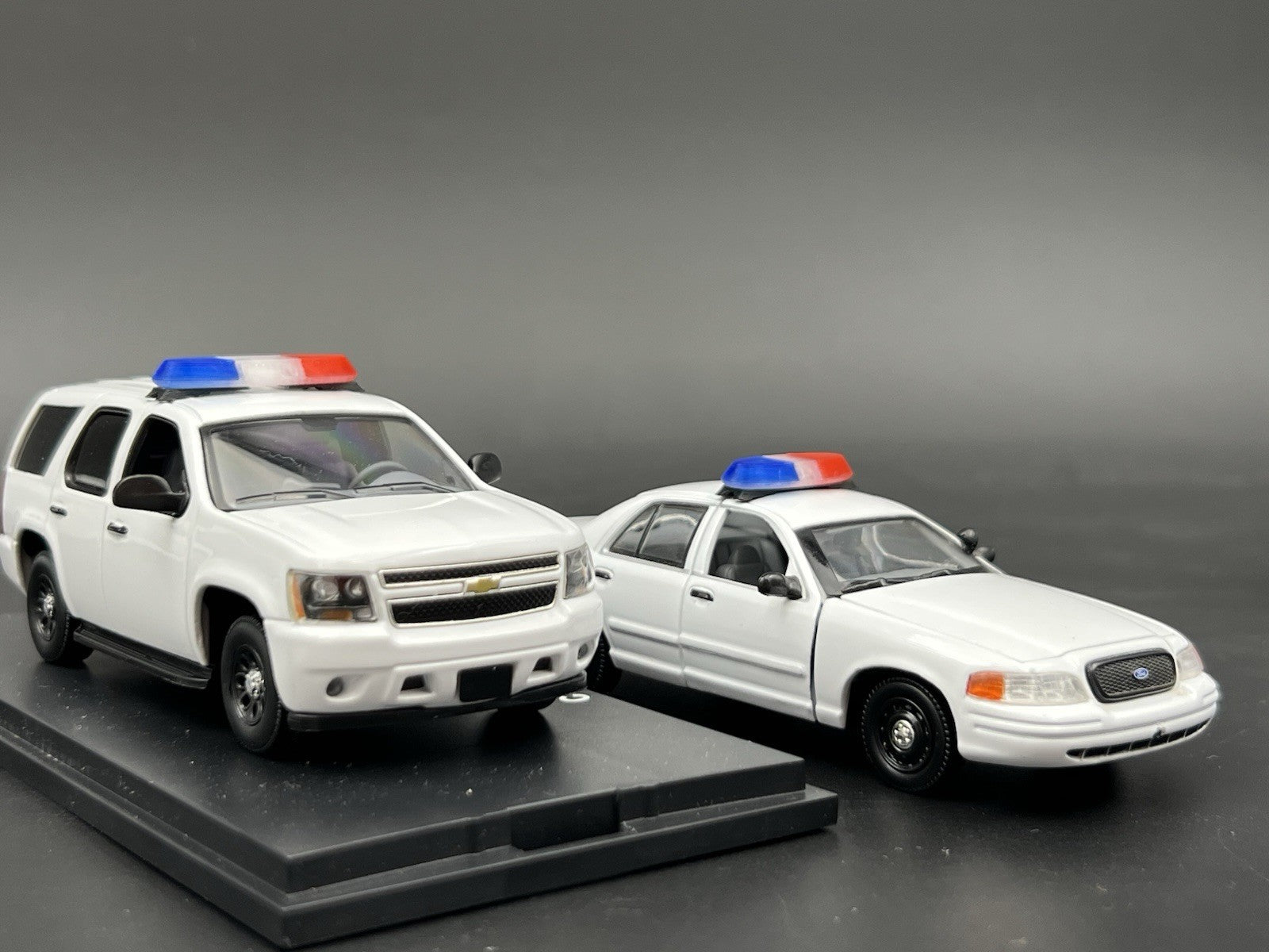 2 Pack 1/43 Blue Red SUV + Sedan Vista Lightbar Greenlight Police Sheriff Fire7