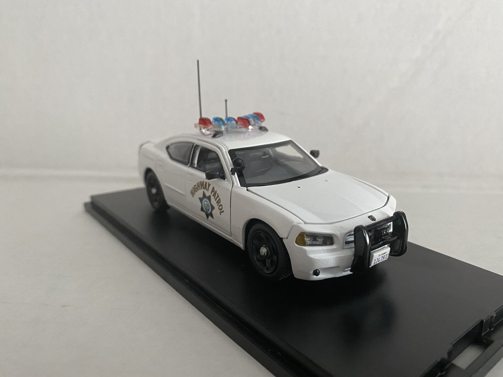 1/43 FIRST RESPONSE CHP CALIFORNIA HIGHWAY PATROL WHITE DODGE CHARGER POLICE3