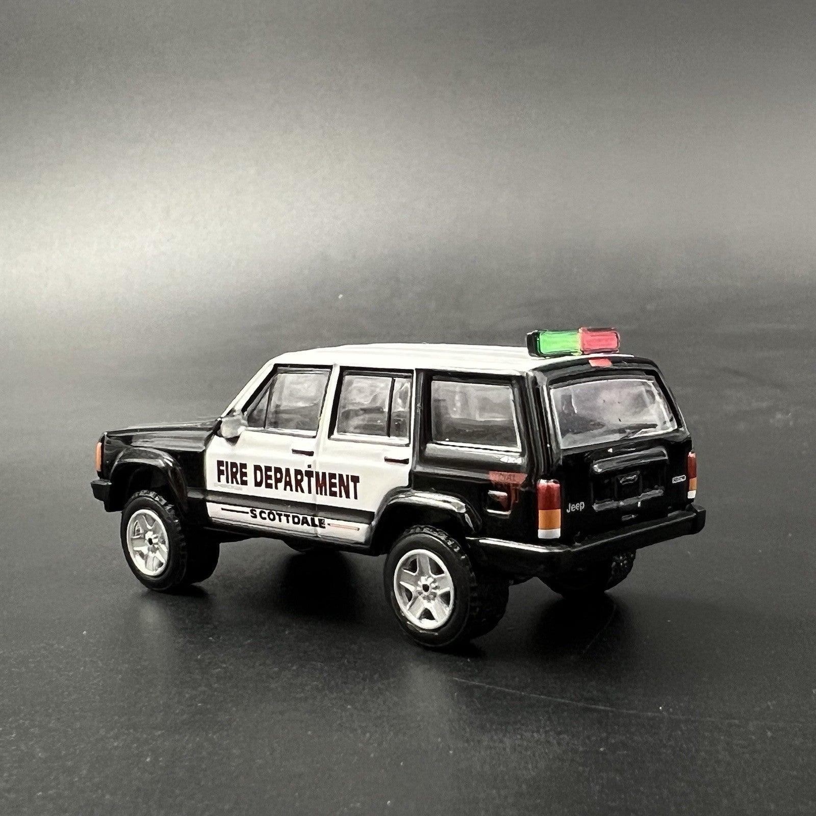 2 Pack 1/64 Green Red Interior Traffic Arrow Board Deck Lightbar Chicago Fire3